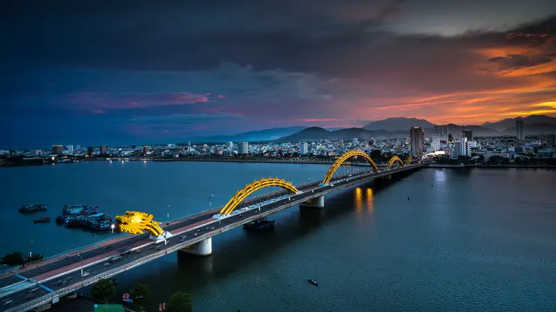 Le pont du Dragon sur la rivière Han à Da Nang, au crépuscule