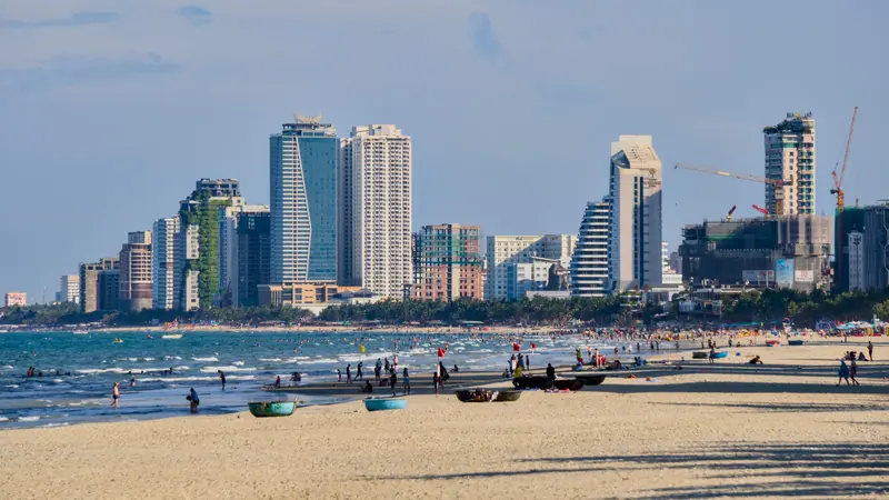 La plage de My Khe à Da Nang, bordée d'hôtels
